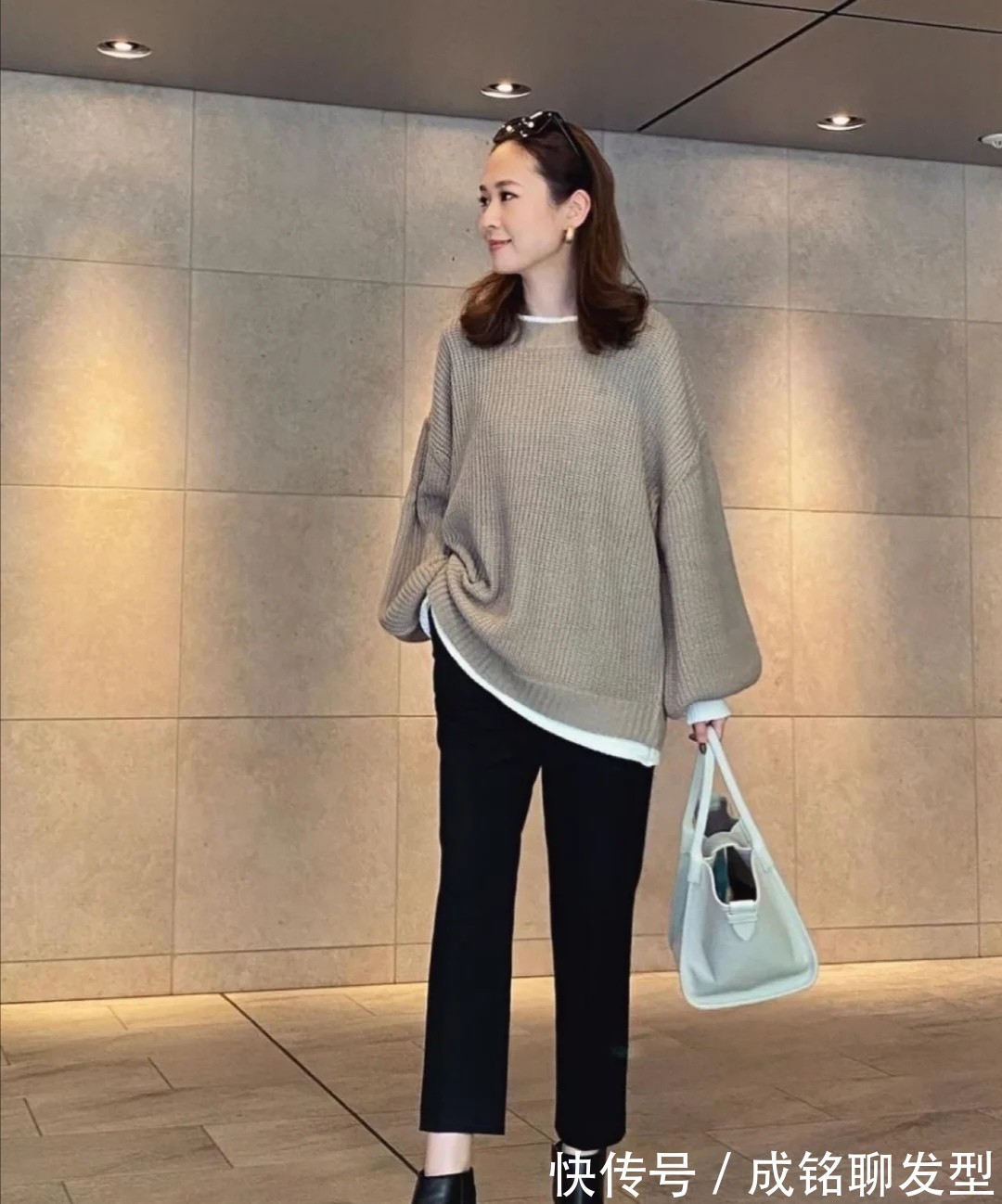 领口|五十岁女人不能错过的毛衣穿搭,简约却不简单,保暖大气显格调