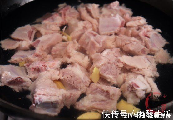肉质|排骨不管怎么吃，切记别直接焯水，多加这2步，排骨不腥也不柴
