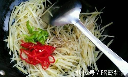 红辣椒|酸辣土豆丝直接下锅炒就错了，炒之前多加一步，土豆丝更爽口