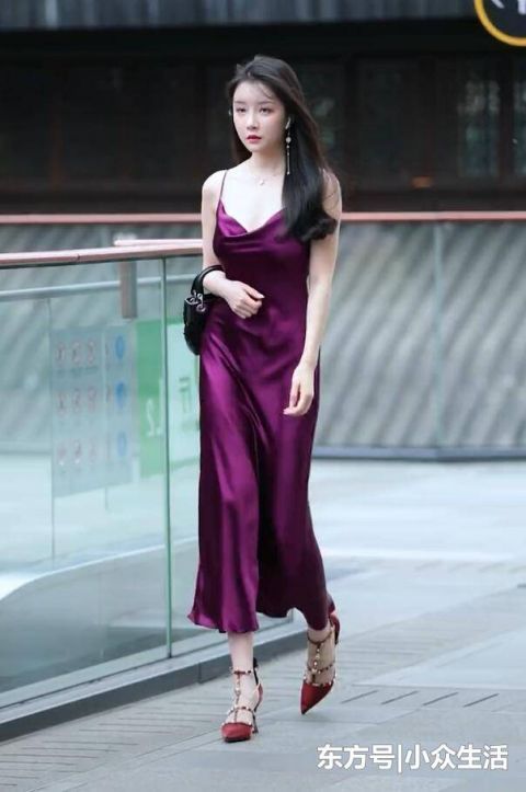 街拍真丝吊带裙造型,这条街属她最亮眼