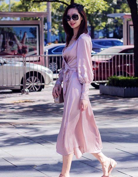 女神|将头发高高扎起的小姐姐,连衣裙配精致包包,尽显时尚女神气息