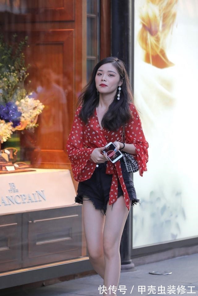 时尚 随便穿搭的打底裤展现时尚风情,显得身材妩媚动人,充满童趣!