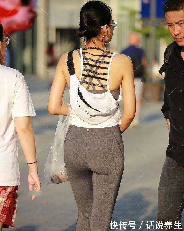 打底裤 枣红色衬衣搭配黑色打底裤,色调偏低调,产生靓丽的效果!