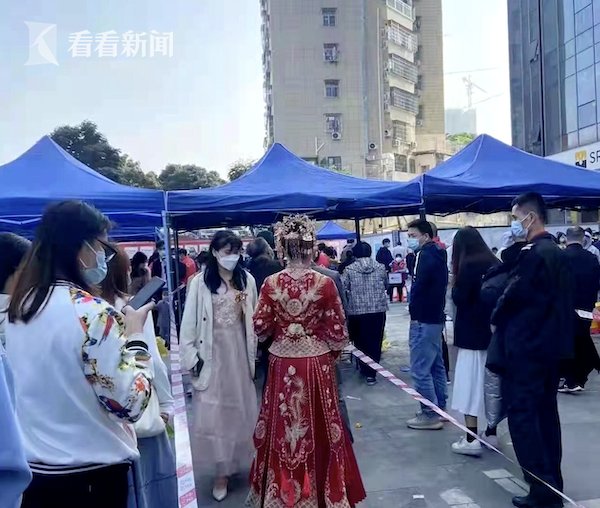 礼服|深圳新人穿礼服测核酸 收获点赞祝福他们致谢了