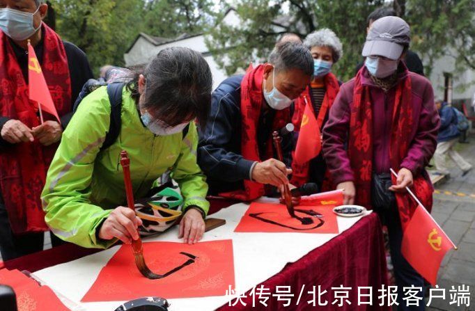 公园#免费赠面、民俗互动、健康咨询，老人逛公园过重阳