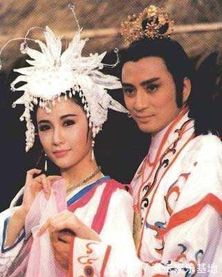 风流@历史故事:明朝一商人生性风流,看见妻子缝袜子后,从此浪子回头