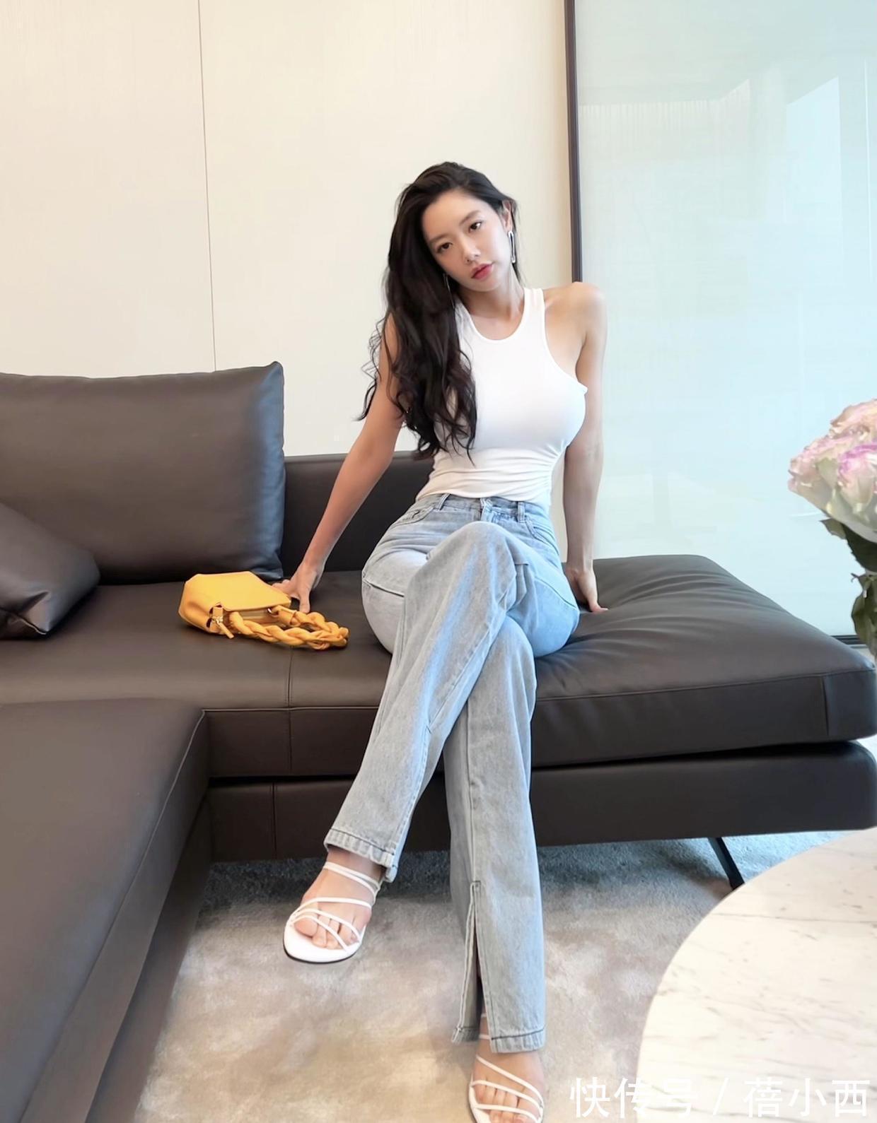 美眉|克拉拉真是“亚洲第一美女”,连土味白色紧身裙,都穿出了高级感