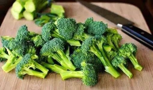 炒西兰花，不可直接下油锅！少这一步，西兰花发“蔫”