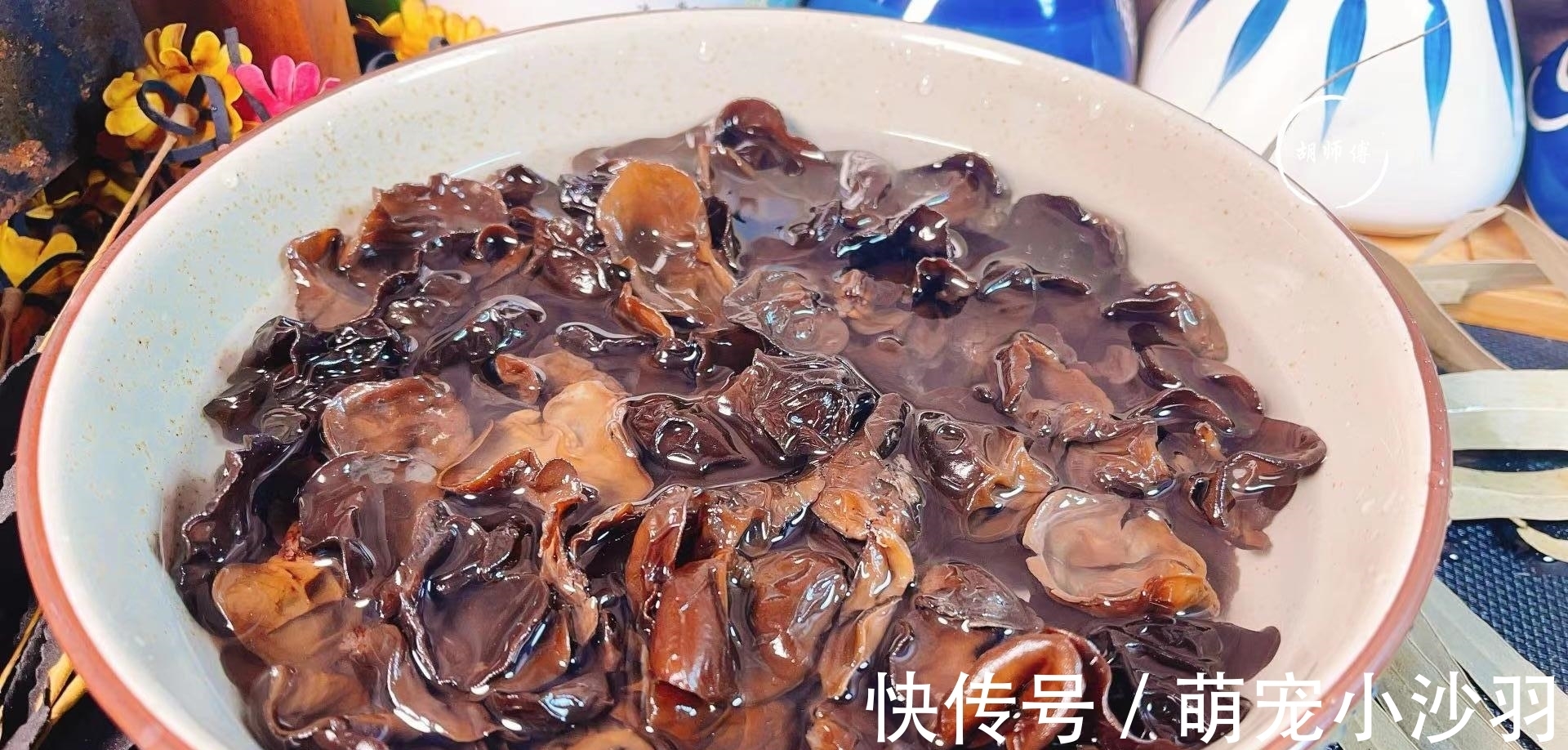 泡木耳时，用清水泡等于吃虫卵！厨师长教您一妙招，脏东西全跑光
