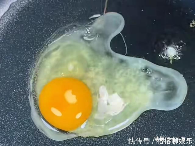 切成|现在才知道,鸡蛋还可以这么做,做法很简单,一上桌都抢着吃
