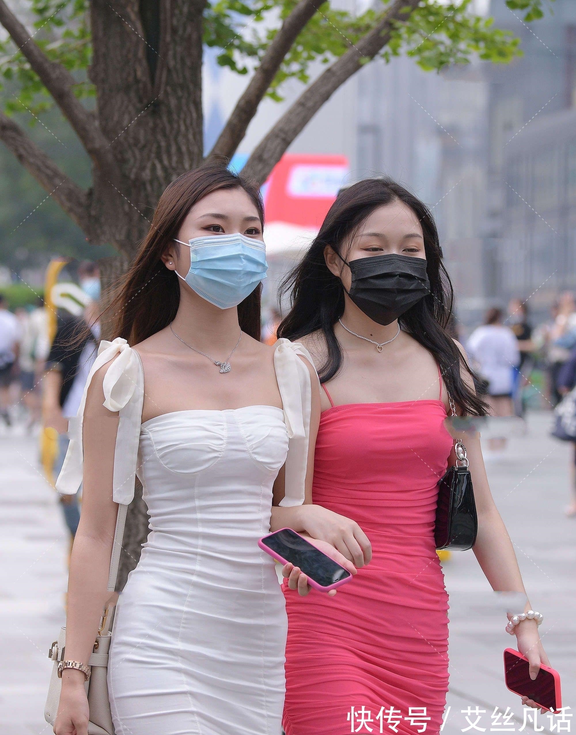 芭比粉 芭比粉连衣裙搭配黑色马丁靴,既美丽又帅气,穿在身上显高显瘦