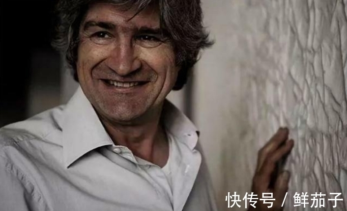 一只手$世界上最顽强的一只手,握在一棵树上50年,网友:好心疼树