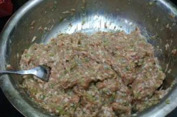 包芹菜饺子,直接拌馅就废了!多做一步,又绿又入味,鲜嫩多汁!