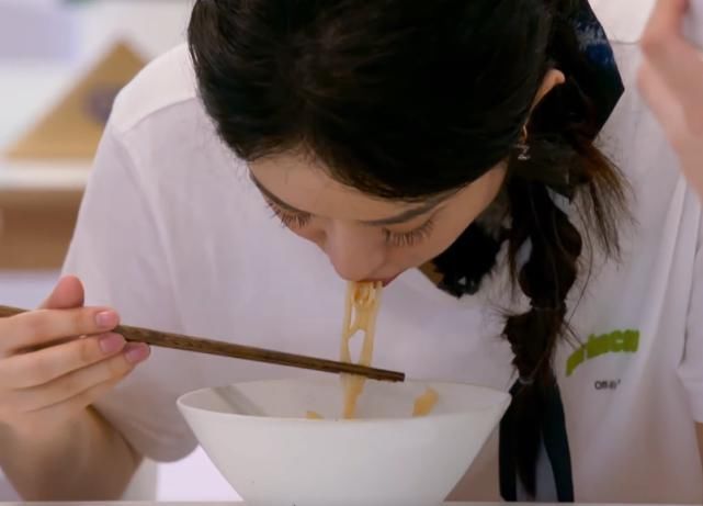 李浩菲 赵丽颖李浩菲吃面条,看清两人的吃相,女明星和艺人差距一目了然