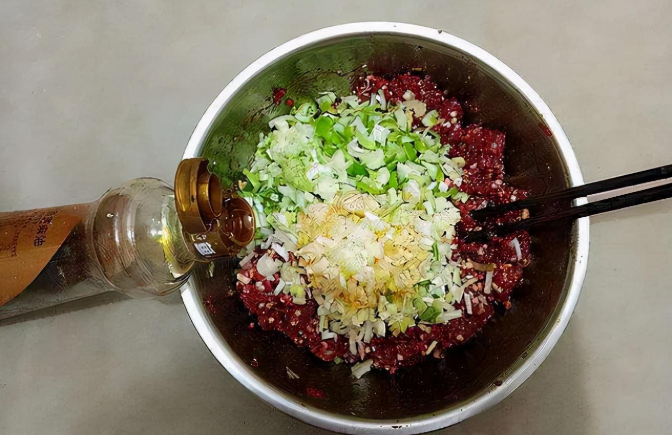 为啥自己总是调不出“香嫩的”肉馅？别只会放香油，学会多做2步