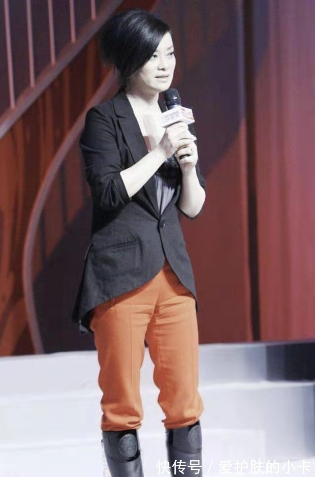 外套|毛阿敏虽然58岁了,穿中式外套却没有大妈感,染一头金发很是时髦