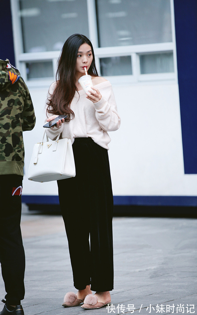 街拍 重庆街拍,粉色的长款卫衣裙舒适又随性,简约有型又有范!