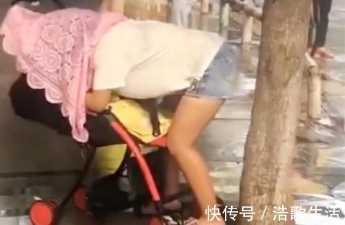 为人父母|妈妈街上推车遛娃,偶遇大雨无处可躲,最美姿势给娃搭起“晴天”
