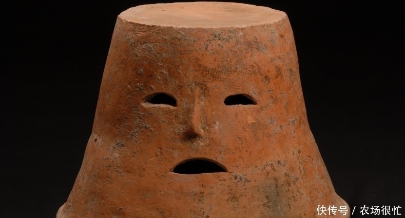 考古队靠两个小孔,找到5000年前墓群,打开齐呼:原始巨人