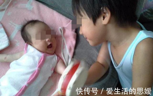 家长|5岁哥哥照顾半岁的妹妹,妈妈买菜回家后,却发现哥哥号啕大哭