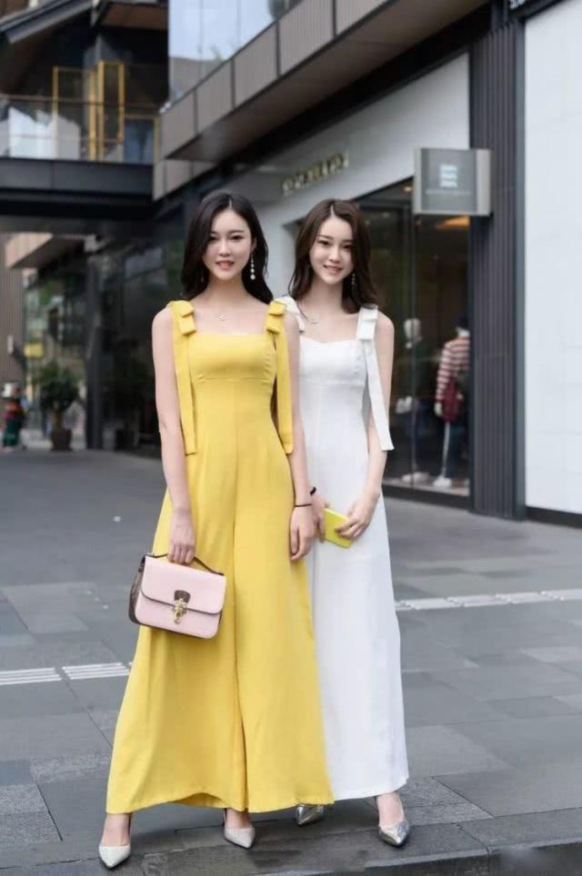 街拍:时尚靓丽的姐妹花,黄色与白色的连体裤优雅大方