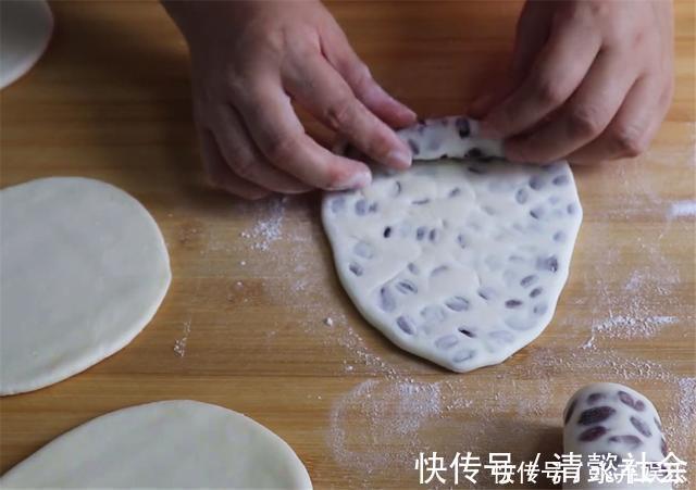 面粉别蒸馒头了,加一把红豆,卷一卷,蓬松喧软又香甜,超简单