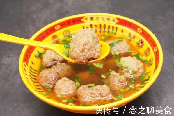 汆丸子|汆丸子，记住3个小窍门，丸子劲道弹牙，又香又嫩滑，入锅不会散