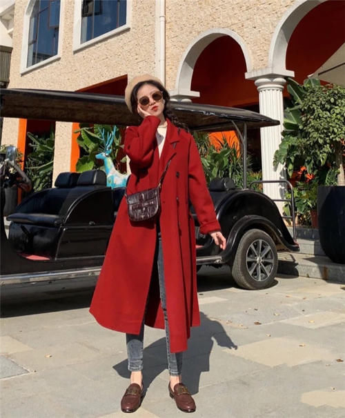 过年流行的“姨妈色”大衣，配上这3种颜色内搭，气质显白更高级