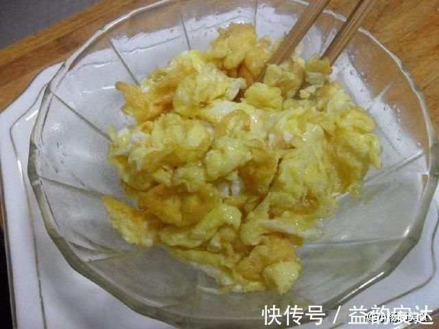 炒蛋|西红柿炒蛋时，鸡蛋一定不可直接下锅！多加1步，美味提升10倍