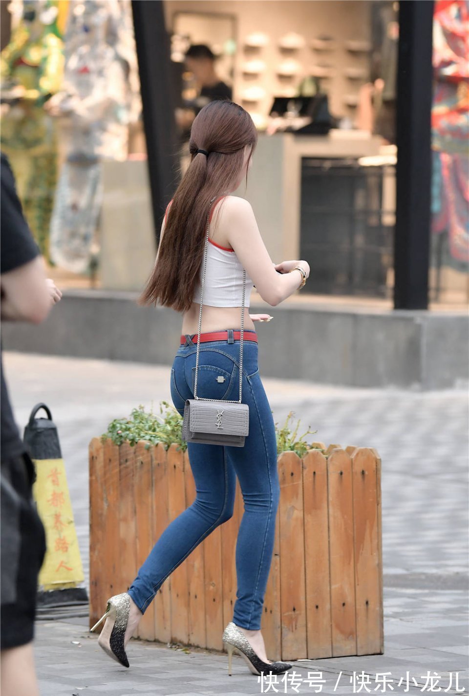 马甲线 低腰紧身牛仔裤,搭配渐变色亮片尖头细跟鞋,还秀出马甲线