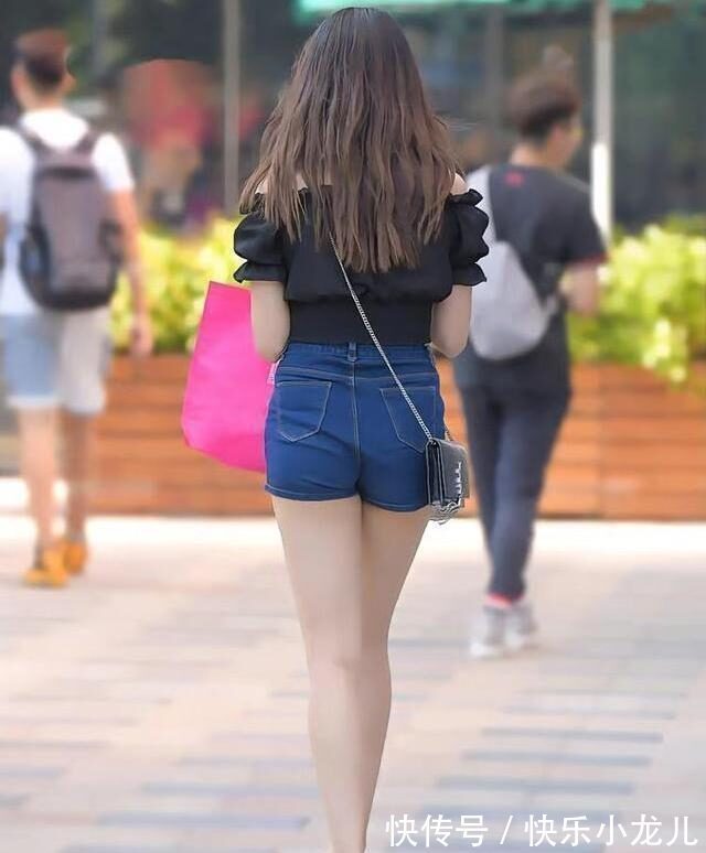 背心 胖女孩时尚精致的穿搭,泡泡袖背心配高腰牛仔短裤,有个性有气质