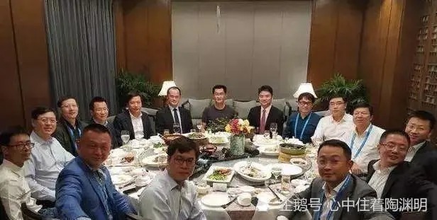 京东|刘强东请公司高管参加一个饭局，当大家举杯要喝酒时，副总裁杜爽说：