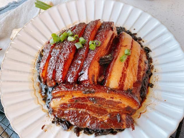 年夜饭必备梅菜扣肉，掌握3点，能出虎皮，而且肥而不腻入口即化