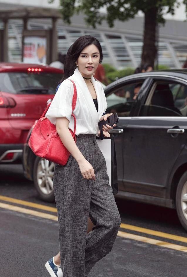 清秀|街拍:第一位小姐姐五官清秀,白皙粉嫩的肌肤,仙女也不过如此