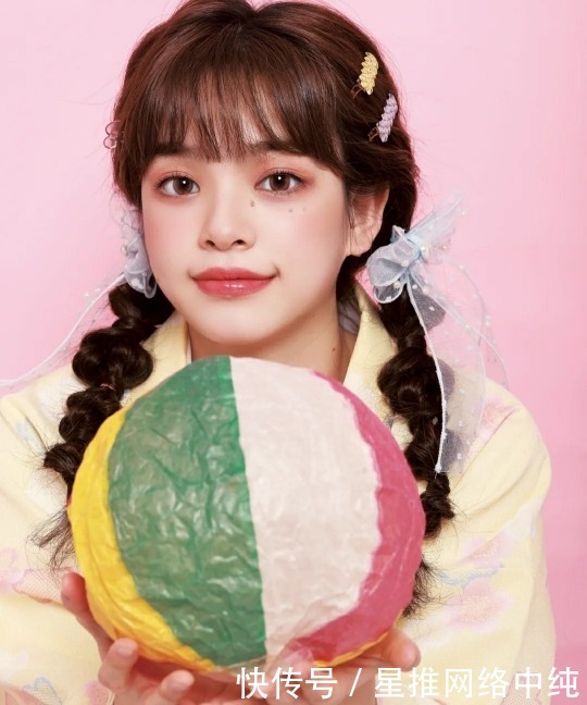 丸子头|日常简约百搭发型,丸子头多种多样凸显气质,这一款很适合夏天