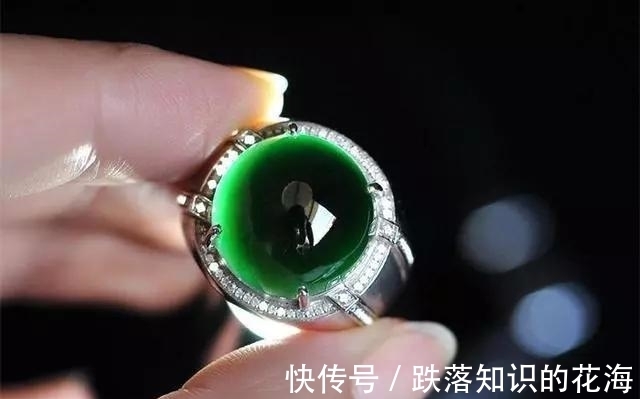 情人!绿到极致便是黑,这就是翡翠的“尽头”—墨翠