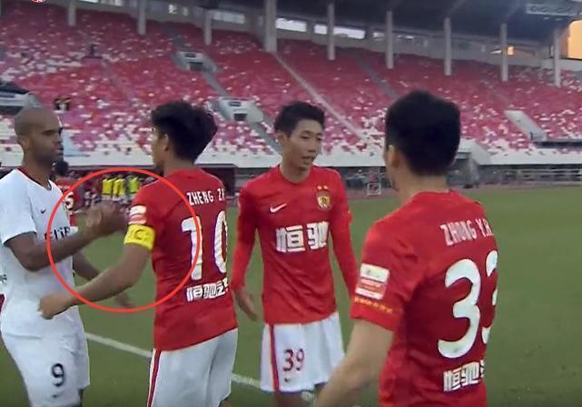 广州队|满满的尊敬！郑智打满全场，赛后谁注意外援的举动，裁判也笑了