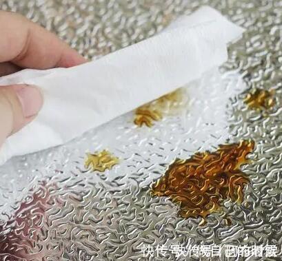 油渍|厨房油污别用钢丝球擦了！教你几个小妙招，厨房从此一尘不染
