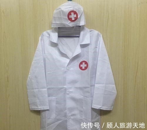 选择|全家围观孩子“抓周”，宝宝径直爬向这玩意，奶奶低呼这下完了