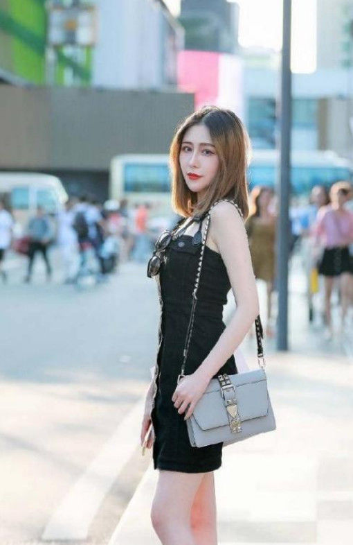 街拍阳光下的小姐姐,肌肤如玉,笑容甜美可爱