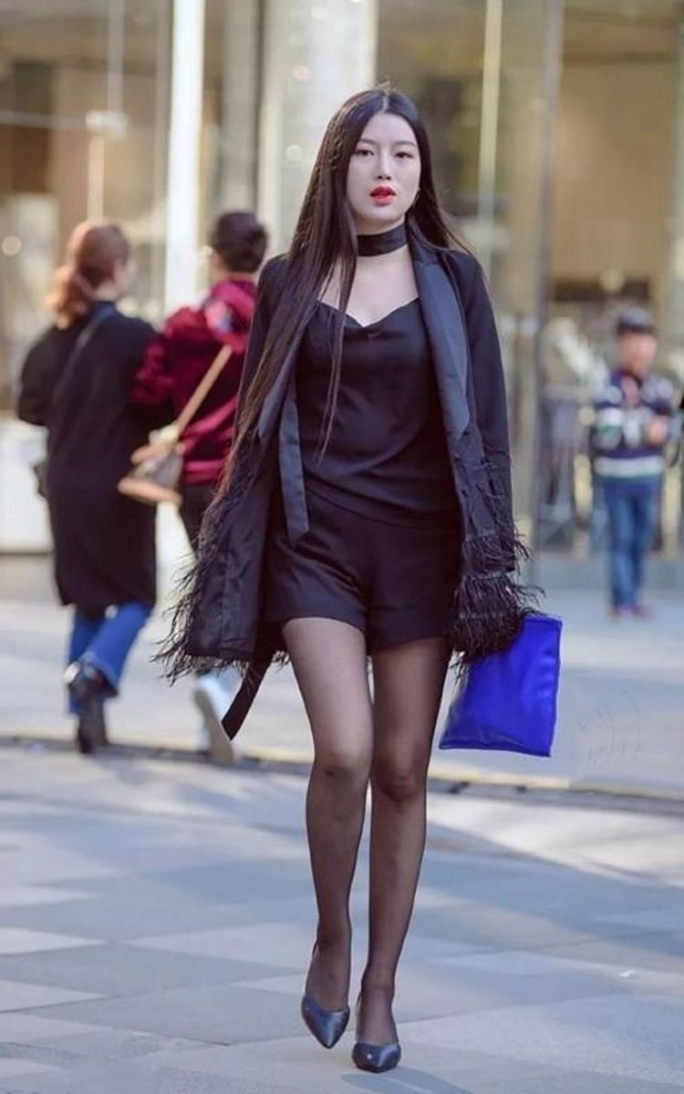 职场|街拍:职场女性搭配高跟鞋,气场时尚更有魅力