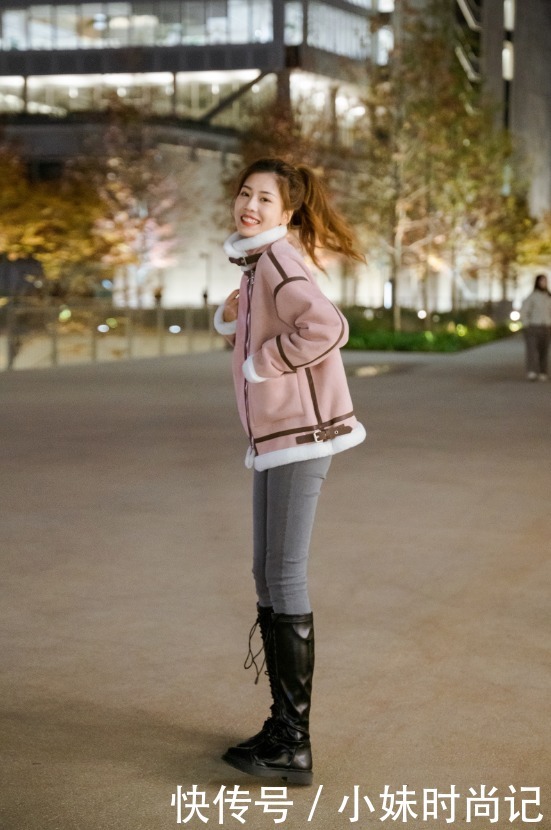 粉棕色羊羔外套搭配黑色长筒靴, 气质甜酷风!