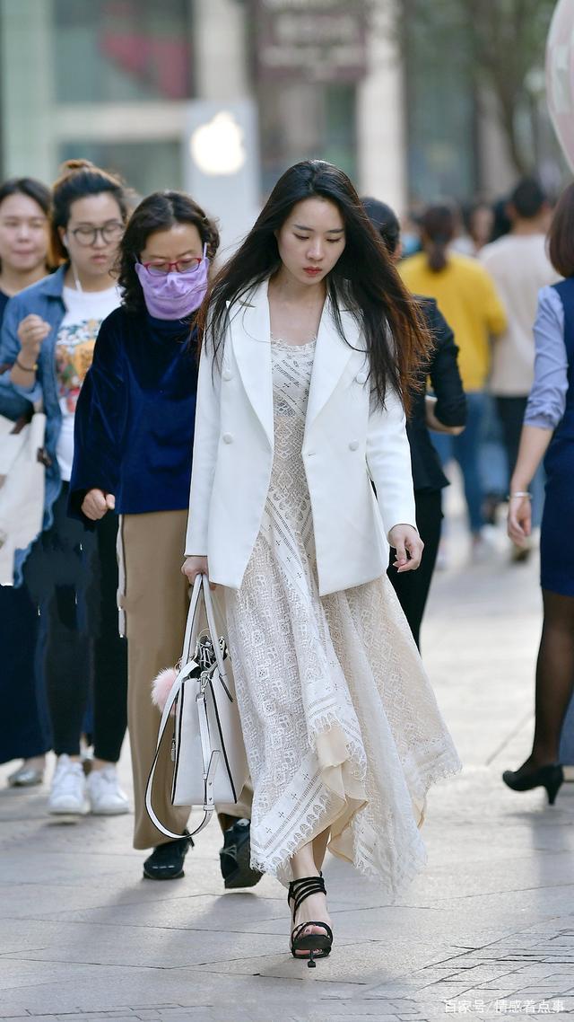 效果|白色西装搭配镂空连衣裙,搭配一双高跟凉鞋,凸显精致优雅的效果