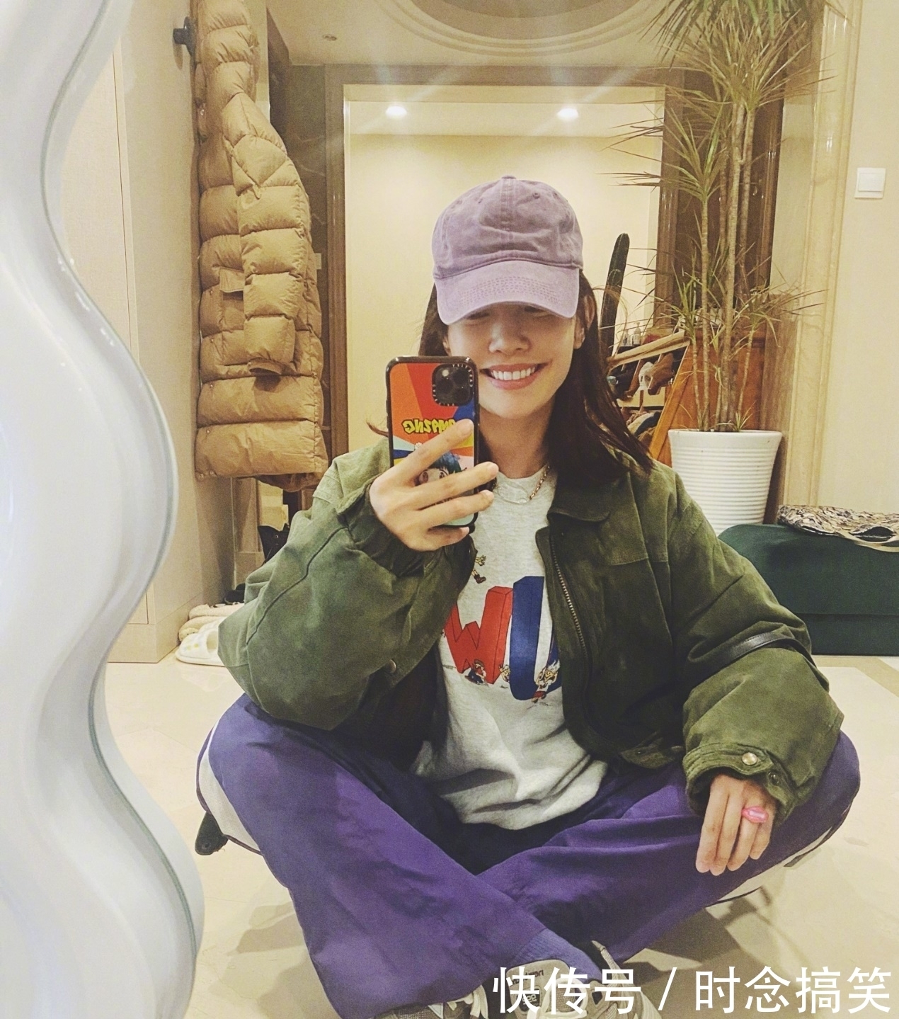 白百合示范早春穿搭！卫衣+休闲裤学着这样穿，时髦减龄又舒适