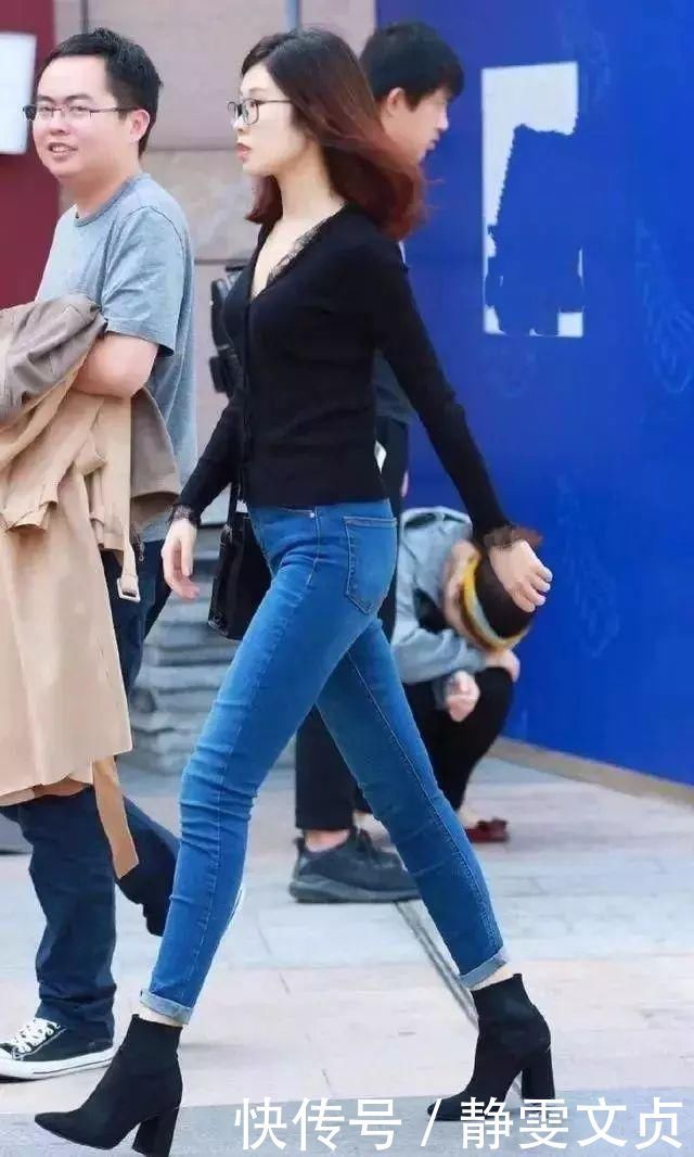 街拍美女:逛街时碰到的高挑紧身牛仔裤美女,从背后看我心动了