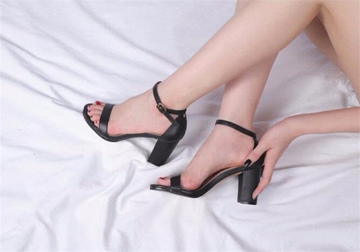 细跟鞋 高跟鞋的一字带设计,简约款式轻易展现迷人气质