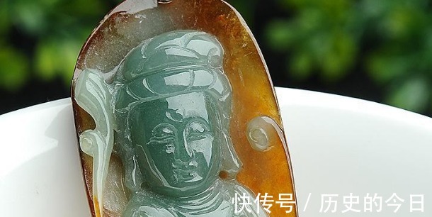 翡翠戒指 到底应该怎么样,挑选到合适自己的翡翠戒指一起来了解吧!