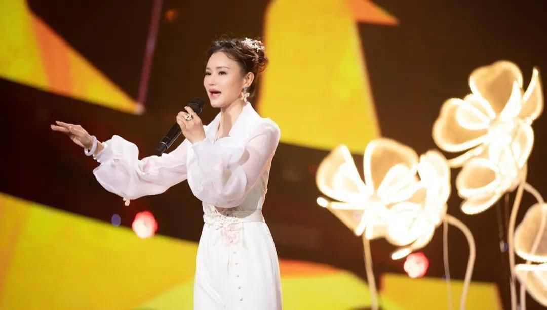 大師|土家族青年歌唱家鄧超予化身“音樂大師”央視開講《音樂公開課》