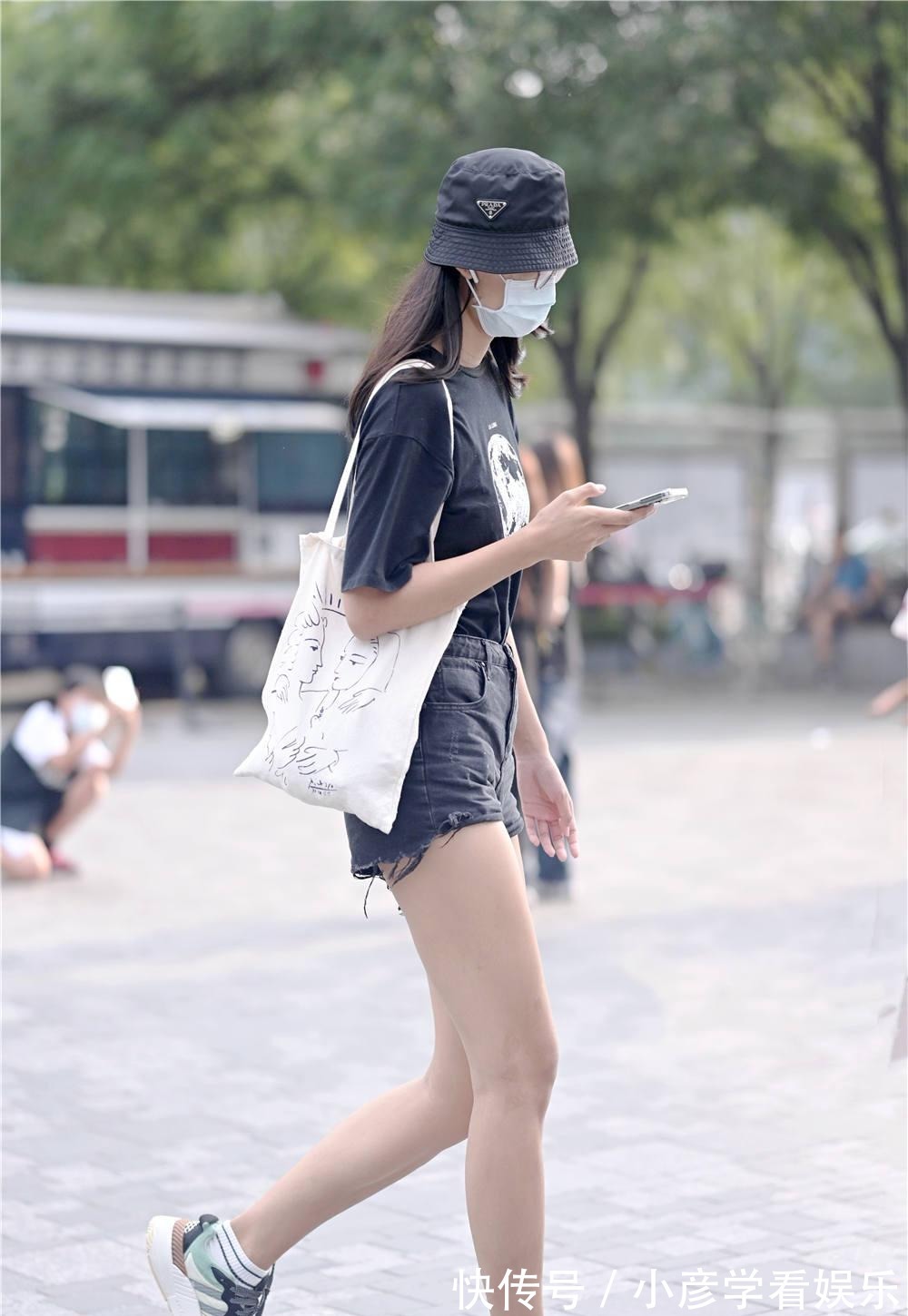 穿搭|初秋的北京,依旧适合穿牛仔短裤,年轻的姑娘喜欢的搭配风格