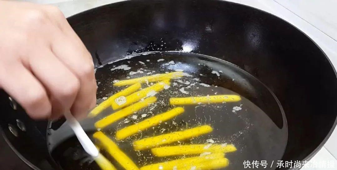  小油条|糯米粉这样做才好吃，开水一烫，个个焦脆又香酥，比麻花油条好吃